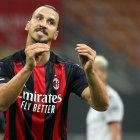 Zlatan Ibrahimovic, quien tuvo COVID, impulsa el uso de las mascarillas contra el virus.