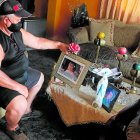 La flor. Mirtiles Mendieta le pone una rosa a la foto de su esposa, Dalila Bernabé, quien falleció hace seis años.