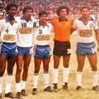 Duval Altafuya (d) fue un destacado zaguero central. Aquí en una foto cuando militaba en Esmeraldas Petrolero.