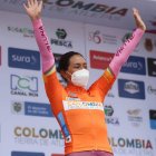 Miryam Núñez celebra en el podio tras asumir el liderato de la competencia en Colombia.