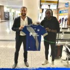 El nuevo atacante del Bombillo, Lass Bangoura (d), llegó el pasado sábado a Guayaquil.