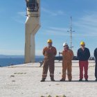 Uno de los tripulantes toma foto a sus cuatro compañeros con quien está en un barco que no puede zarpar de Chile y piden ayuda para regresar a Ecuador.