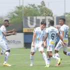 Fernando Gaibor (c) celebra su tanto ante el Ponchito en el estadio Christian Benítez.