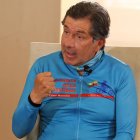 El candidato presidencial del movimiento Concertación, César Montúfar, llega a la entrevista con EXPRESO en su bicicleta con la que está recorriendo el país.