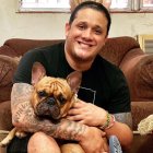 Carlos José con su perro.