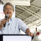 El candidato presidencial presentó su plan de Gobierno en una concesionaria de autos.