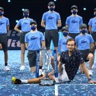 Daniil Medvedev posa con la copa del torneo de maestros que un ruso no ganaba hace 11 años.