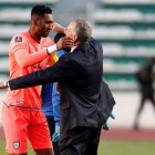 Alexander Domínguez (i), portero de la selección ecuatoriana, es el noveno jugador de la Tri que da positivo. Vélez Sarsfield ya lo aisló.