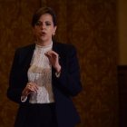 La ministra María Paula Romo compareciendo  ante el Pleno de la Asamblea en el juicio político en su contra.