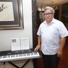 El pianista a domicilio Juan Jimenez, de 61 años de edad.