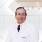 Felipe Calvo explica cómo funciona la protonterapia que se aplica en la Clínica Universidad de Navarra.