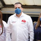 El candidato Giovanny Andrade junto a la aspirante vicepresidencial Katherine Mata al inscribir su binomio en el CNE.