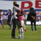 Miguel Ángel Ramírez consuelo al defensa Ángelo Preciado después de la eliminación en Copa Libertadores