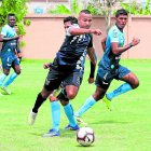 Juan Carlos León (c), volante de CTE, es una de las figuras del equipo que participa en la Amateur League UCSG. Representó en su momento al Venecia de Babahoyo.