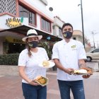 Los hermanos Tonga en las afueras de su restaurantes.