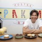 Jimmy Román, guayaquileños y emprendedor de 41 años de edad, en su local de dulces.