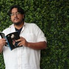 Serrano se graduó de periodismo en la Universidad San Francisco de Quito. Trabajó por trece años en diario La Hora, donde ejerció varios cargos incluyendo editor general. Sus textos se han publicado en las revistas SoHo Ecuador, Mundo Diners y Criterios. Este es su primer libro.