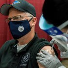Bethesda (United States), 14/12/2020.- Acting Secretary of Defense Christopher Miller (L), gets his first shot of the Pfizer-BioNTech COVID-19 vaccine, administered by HN Samantha Alvarez (R), at the Walter Reed National Military Medical Center in Bethesda, Maryland, 14 December 2020, as the US kicked off the biggest vaccination campaign in history in an effort to get protection against the COVID-19 and start beating back the pandemic. (Estados Unidos) EFE/EPA/MANUEL BALCE CENATA / POOL