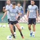 Facundo Barceló (c) se ha convertido en la esperanza de gol de Emelec.