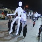 El desfile de gigantes de luz en la cooperativa Juan Montalvo, al norte de Guayaquil.