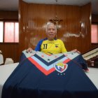 El padre Francisco Nieto muestra orgulloso la camiseta de 1992 de El Nacional, y la de la Tri, que le regaló Christian Benítez, a cuyos hijos bautizó en esa capilla.

Gustavo Guaman. Quito 18 de Diciembre de 2020 Agencia(ag-extra ag-expreso-ag-quito)