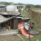 Desde hace tres meses permanece el techo desplomado sobre las bancas de la unidad educativa Dolores Cacuango, ubicado, en la ciudadela Las Orquídeas.