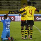 Los jugadores de Barcelona celebraron por ganar la segunda fase y tener la posibilidad de disputar el título de la LigaPro, mientras que los de Universidad Católica por volver a los 41 años a la Copa Libertadores.