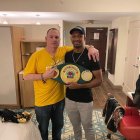 El campeón mundial súper mediano junto a su mánager y representante, Mike Criscio, luego del combate.