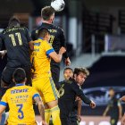 José Cifuentes (11) se quedó en cancha hasta los 67 minutos. El ecuatoriano se ganó un lugar entre los titulares.