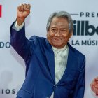 El músico mexicano Armando Manzanero posa a su llegada a la alfombra roja de los Premios Billboard de la Música Latina, en el BB&T Center de Sunrise, una ciudad del condado Broward y cercana a Miami, Florida.