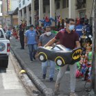 Durante los últimos días, diferentes familias comienzan a llegar a la 6 de Marzo para adquirir monigotes pequeños.