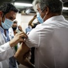 Un hombre es vacunado hoy contra la covid-19 en el Hospital Fiorito, en Avellaneda (Argentina).