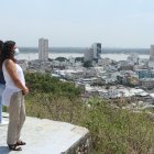 Paisaje. Dos guayaquileños observan la ciudad, desde uno de sus miradores, como reflexionando en mejores días para el Puerto Principal.