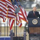 El presidente de Estados Unidos, Donald Trump, fue registrado este miércoles al dirigirse a una multitud ante la que afirmó que nunca reconocerá su derrota en las pasadas elecciones presidenciales, en Washington DC (EE.UU.). Pese a ello, este jueves dijo en un video que "una nueva Administración será investida el 20 de enero".