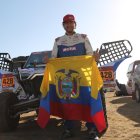 Orgullo. El piloto tricolor hizo flamear la bandera de Ecuador tras completar los  7.856 kilómetros que abarcó el rally Dakar 2021.