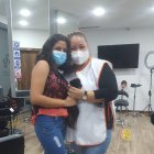 Marvelys Velasco entrega su cabello a Jéssica Camejo, que dirige la fundación Fuerza Dorian.