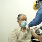 El ministro Juan Carlos Zevallos durante su vacunación.