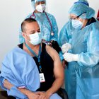 Jorge Luis Vélez fue el primer en vacunarse contra la COVID-19 en el hospital Pablo Arturo Suárez de Quito.