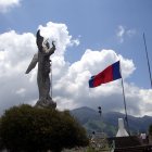 Propuesta. El candidato presidencial Guillermo Lasso prometió buscar la tecnología para que la Virgen gire.
