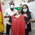 Geovanny Nazareno junto a Nataly Villavicencio, presidenta del equipo azuayo.