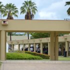 La inhumación de los restos de Efraín Ruales se dio en medio de aplausos y muestras de dolor de familiares y amigos.