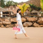 Con este vestido playero disfrutará de frescura y comodidad