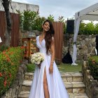 El traje de novia fue confeccionado por Karla González.
