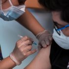 Un trabajador sanitario recibe la vacuna contra la covid-19, en el Hospital de Urgencia Asistencia Pública en Santiago (Chile).