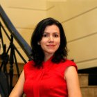 Sabrina Duque nació en 1979. Es periodista y traductora. En 2018 obtuvo la Beca Michael Jacobs de crónica viajera por su proyecto ‘Nicaragua: pueblos, lava y cenizas’. Ha publicado las obras ‘Lama’ y ‘VolcáNica’, por la que obtuvo el Premio José Peralta del Municipio de Quito.