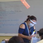 En el pizarrón todavía está escrita la tarea que se envió en marzo pasado. La escuela cerró ese día por la pandemia.