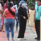 Muchas personas asistieron a sufragar con extremas medidas de bioseguridad, totalmente forrados