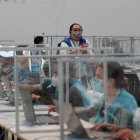 Personas trabajan en la delegación Provincial de Pichincha del Consejo Nacional Electoral ecuatoriano, donde se reciben las actas con los resultados de las elecciones presidenciales 2021, en Quito.