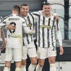 Los jugadores de la Juventus felicitan al portugués Cristiano Ronaldo después de marcar el primer gol