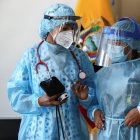 Personal médico del Hospital Centinela Pablo Arturo Suárez se alista para iniciar la vacunación contra la covid-19 en Quito.